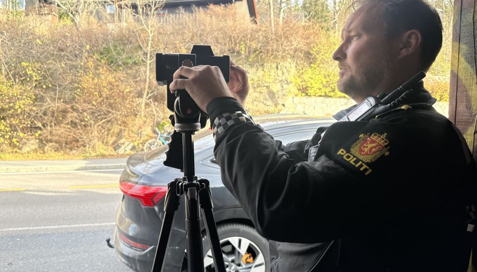 LASERKONTROLL: UP er ute langs veien og kontrollerer sommertrafikken.