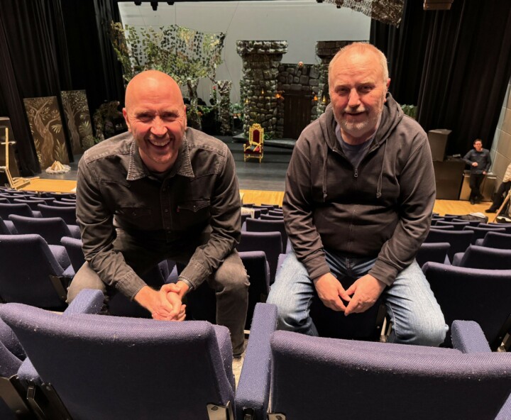 ARRANGØRER: Vi er heldige som har både Terje Sporsem og Hans Morten Hansen i bygda. Slik blir det humorfest av.