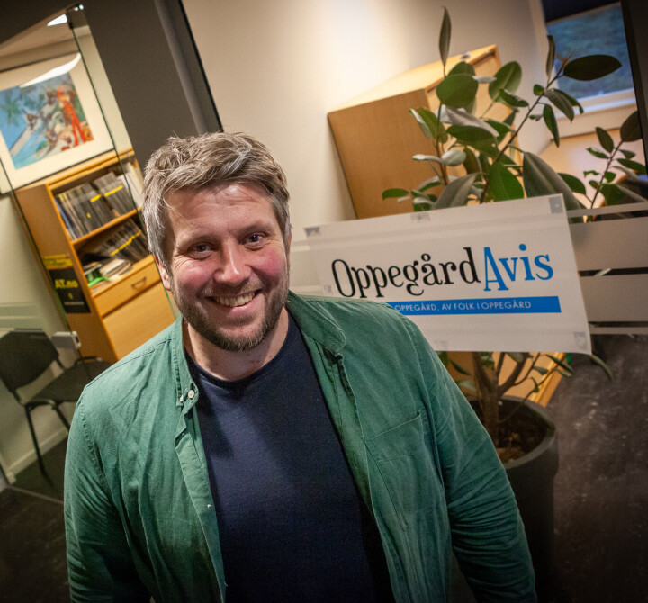 GRØNT ER SKJØNT: Oppegård Avis-redaktør Eskil Bjørshol fryder seg over ferske opplagstall, som matcher skjortevalget.