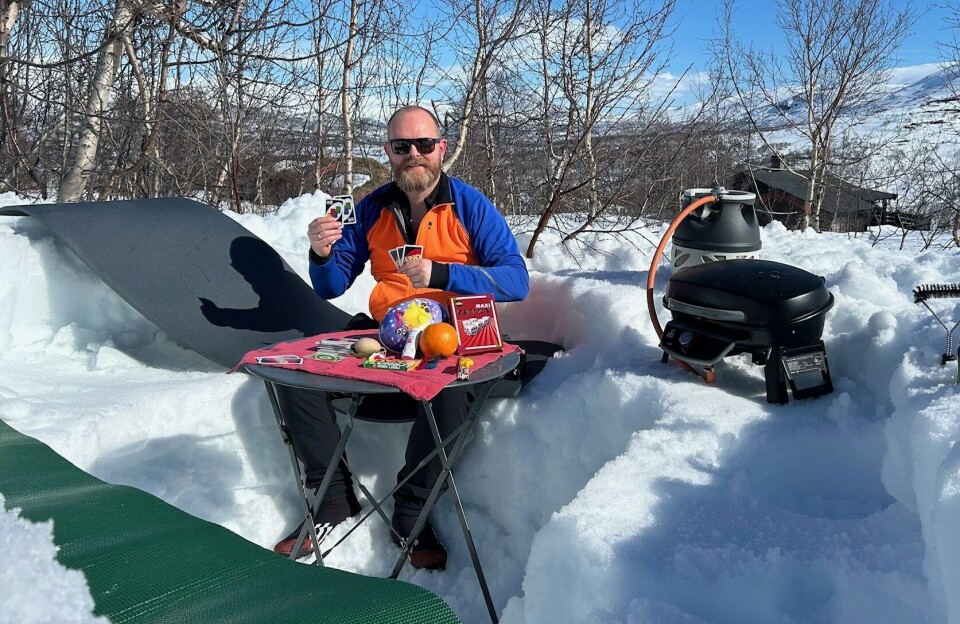 FAVORITTENE: Lager Nesje er på plass på hytta på Strynefjellet. Uken åpnet med strålende sol og påskestemning. Her er han allerede i gang med UNO-spillingen og som vanlig er ikke grillen langt unna.