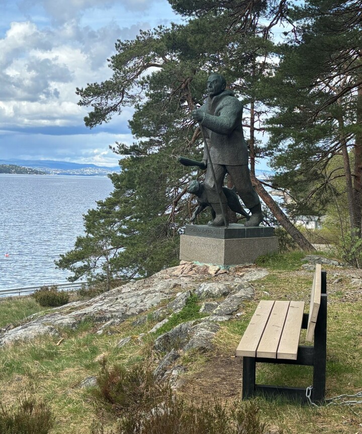 TA DEG EN HVIL: Bålerud grunneierforening søkte om og fikk midler til blant annet benk ved statuen av Roald Amundsen.