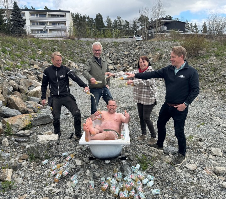 OPPVASKMØTE: Kristian Muribø, Anders Johansen, Bibbi Neergaard og Tomas Muribø sørget for at Pål Sjøvall fikk seg et forfriskende bad på Tårnåsen - i Oppegård Brus.
