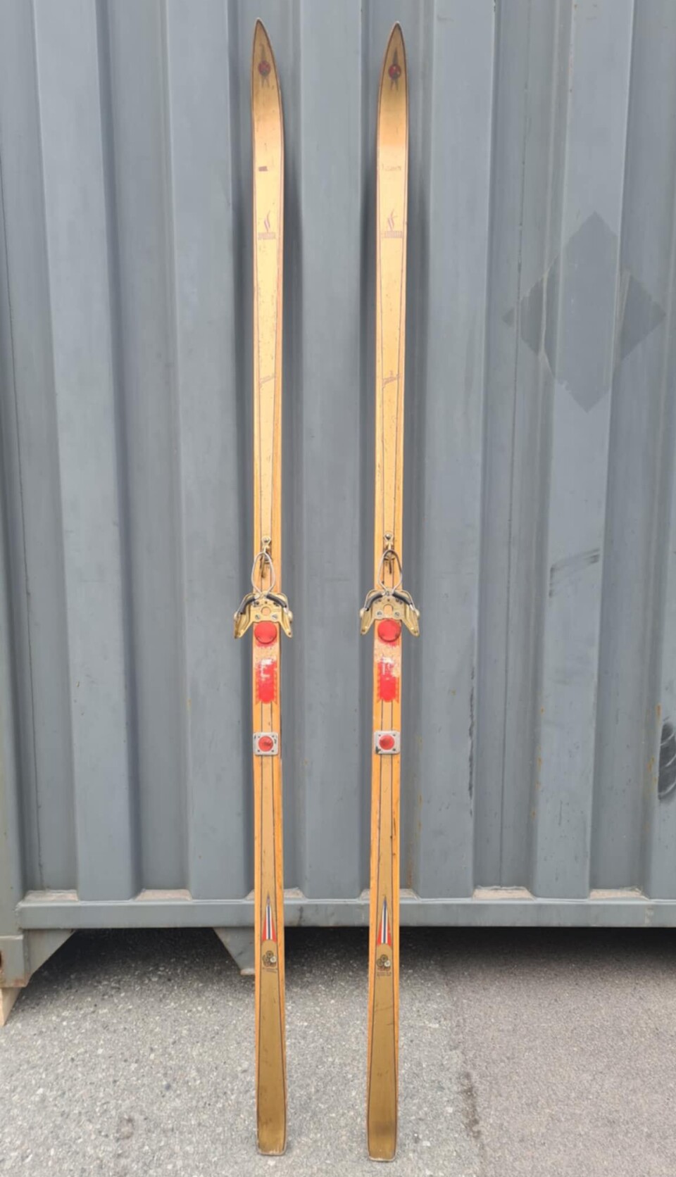 KLASSISKE SKI: Det er lite glassfiber eller karbon i disse, men med riktig teknikk så går det nok fremover.