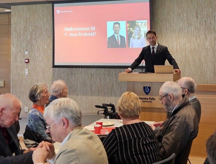TALTE: Mani Hussaini, stortingsrepresentant fra Tårnåsen, var dagens hovedtaler på Kolbotn.