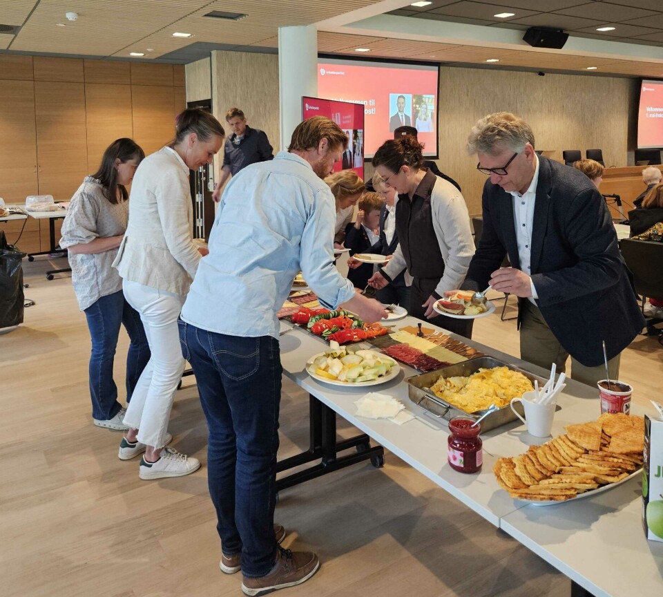 MYE GODT: Arrangementet kretset rundt en deilig frokost, før talene kom på løpende bånd.