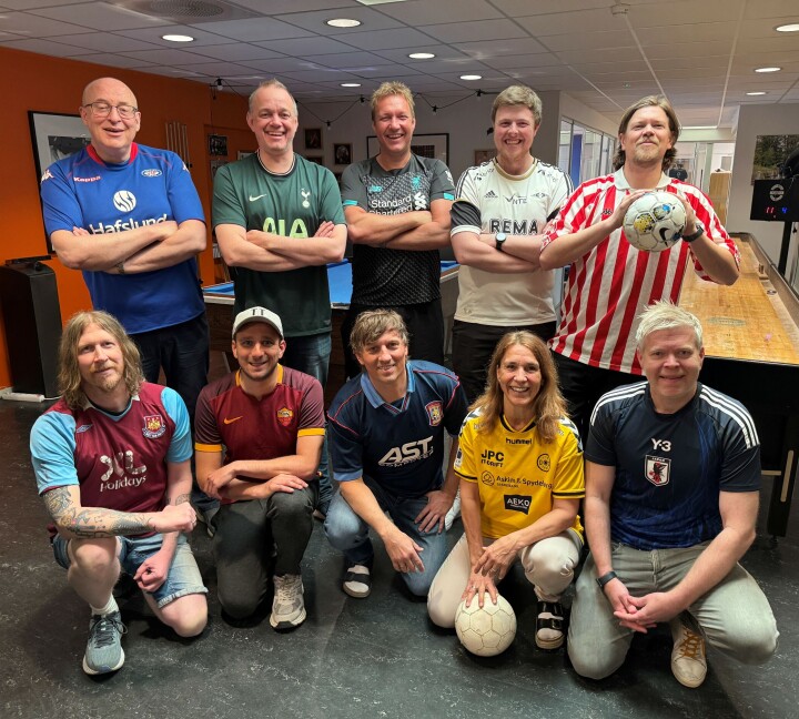 10/10: Denne deilige buketten av kolleger tok på seg fotballdrakt i dag, for å markere at det er fotballtrøyefredag, til inntekt for Barnekreftforeningen. Øverst fra venstre: Finn «Slakteren» Mobæk, Øyvind «Brølet» Ludt, Kenneth «Fiskern» Johnsen, Thomas «Bikkja» Trøa og Martin «First Price-Kniksen» Mørk. Nede fra venstre: André «Hammeren» Berger, Daniel «Ålen» Solomonsz, Klaus «Geparden» Eriksen, Bente «Pelé» Wardenær og Atle «Pelikanen» Larsson.