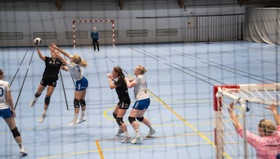 Forsvaret er bærebjelken for Kolbotn-jentene. Her blokkerer Kata Bali ned et skudd fra en Tindlund-Rolvsøy-spiller.