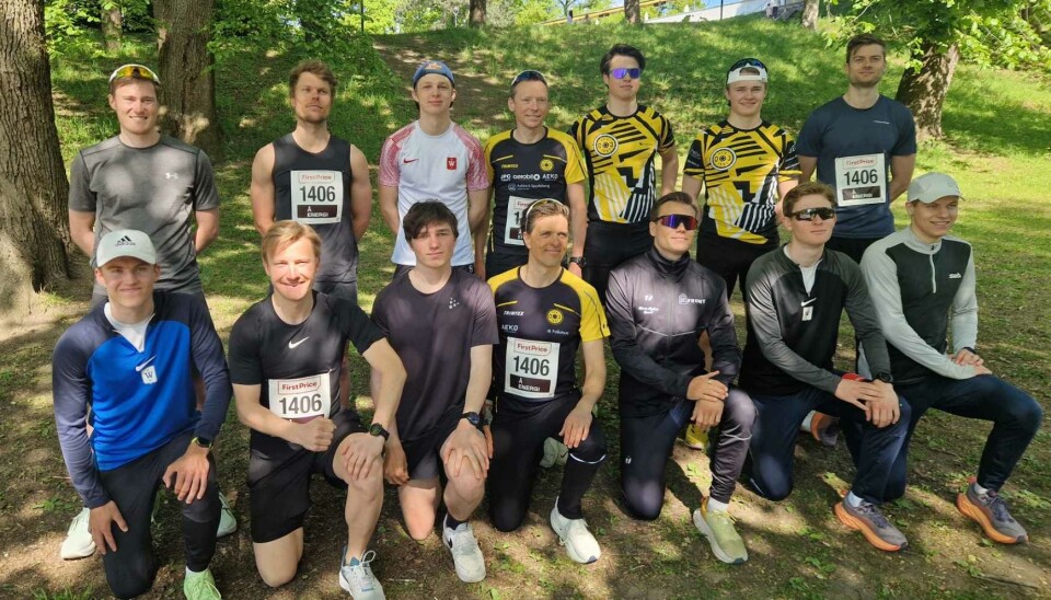 GA ALT DE HADDE: Foran f.v.: Kristoffer Stensland, Sondre Skalleberg, Vetle Haugnes, Eivind Bjørhei, Thomas Gifstad, Eskild Rød og Patrick Kristoffersen. Bak f.v.: Markus Sparre, Håkon Holden, Birk Haugnes, Karl Olaf Høntorp, Sebastian Endrestad, Theodor Gomo og Henrik Gifstad. Carl Fredrik Hagen som løp 6 etappe var ikke tilstede på bildet.