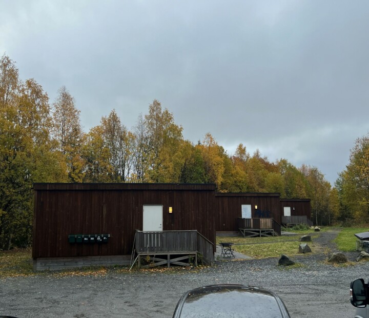 SEKS BOLIGER: De seks brakkene skal fjernes og plasseres på Solbråtan.