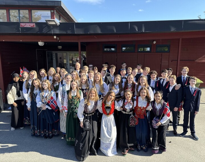 FORNØYD GJENG: Det var et flott oppmøte på 17. mai-frokosten på Hellerasten ungdomsskole.