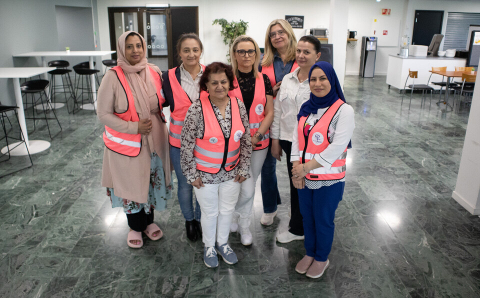FRIVILLIGHET: Bydelsmødre deler gjerne sin kunnskap og erfaring for å gjøre hverdagen litt enklere.
(Bak f.v.): Najiya Anwer, Zumrat Ismail, Aga Tkacz, Olena Shumilova, Belkize Rrotlla.
(Foran f.v): Talat Montazami, Nadia Ghafari.