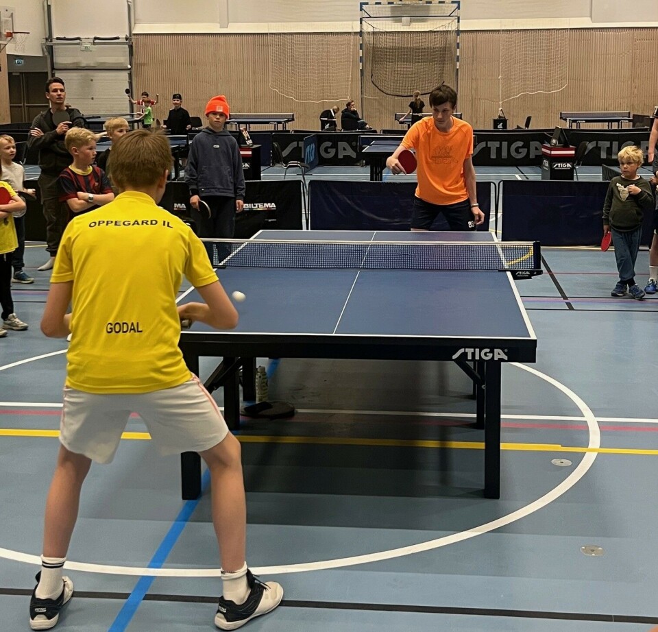 STJERNER: På åpen dag viste førstelagsspillerne Daniel Rideng og Tore Godal – som sammen med Herman Braaten Johansson har to opprykk på to år i seriespillet - de mindre barna hvordan bordtennis skal spilles.
