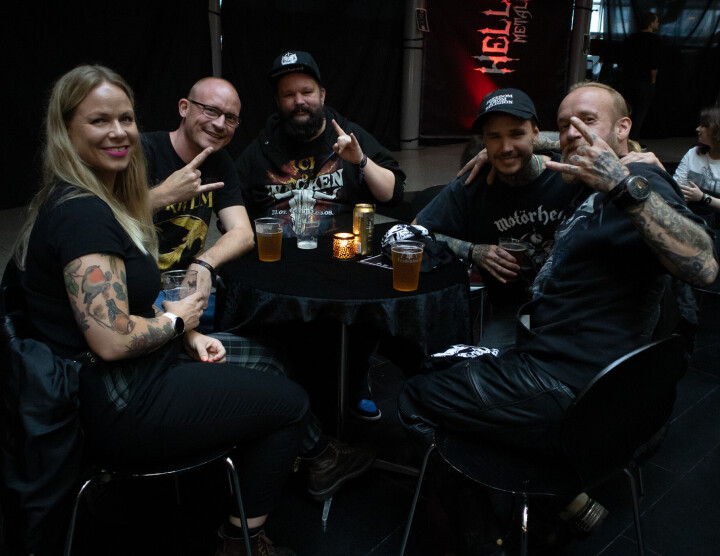 HARD KOS: Denne gjengen koste seg under fjorårets festival.