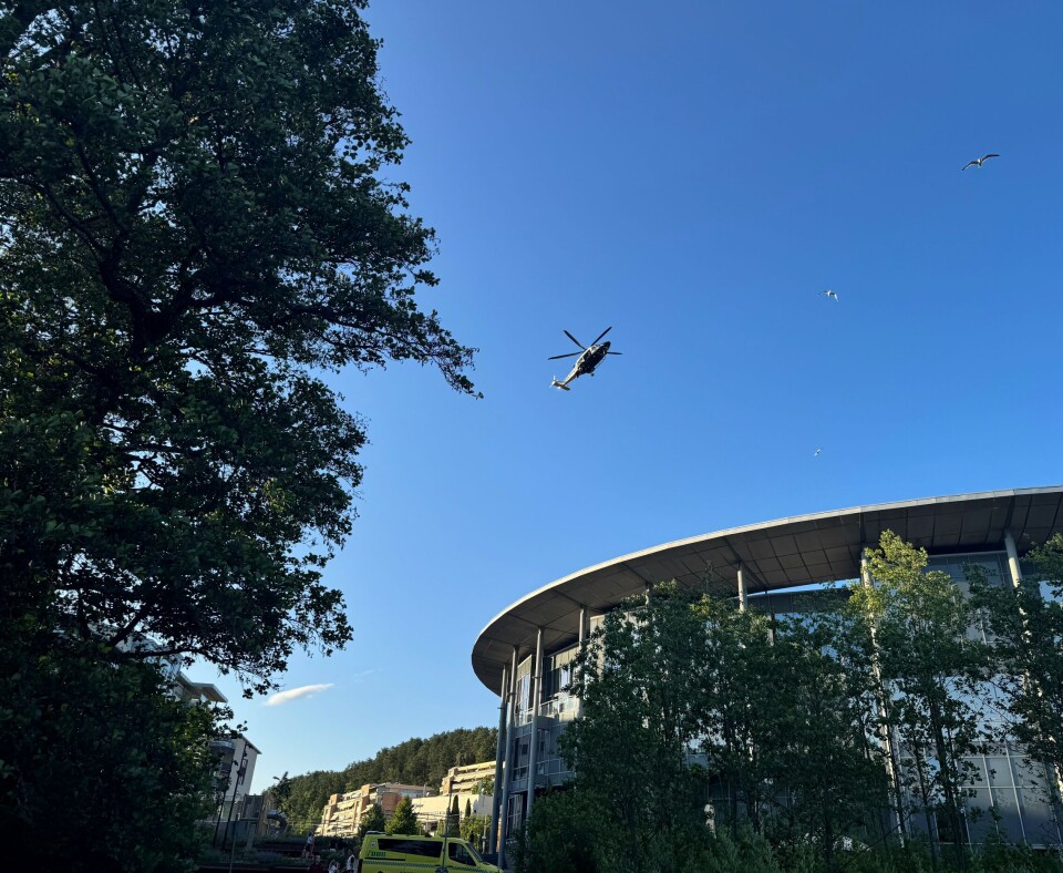 POLITIHELIKOPTER: Helikopteret kretser rundt Kolbotn sentrum.