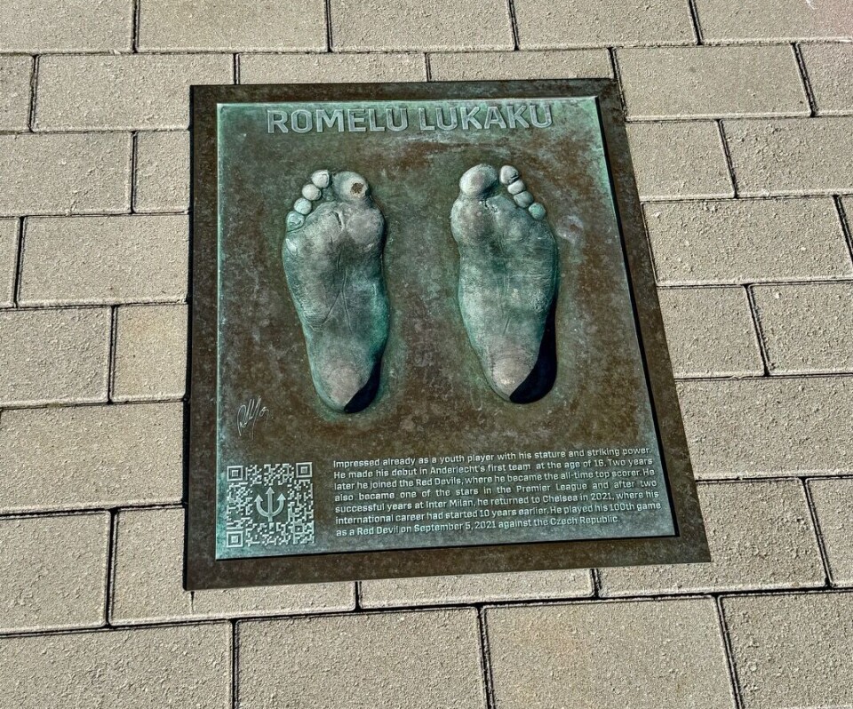 WALK OF FAME: På utsiden av kontorbygningen havner avtrykket til alle spillere som når 100 landskamper. Deriblant denne kjempen.