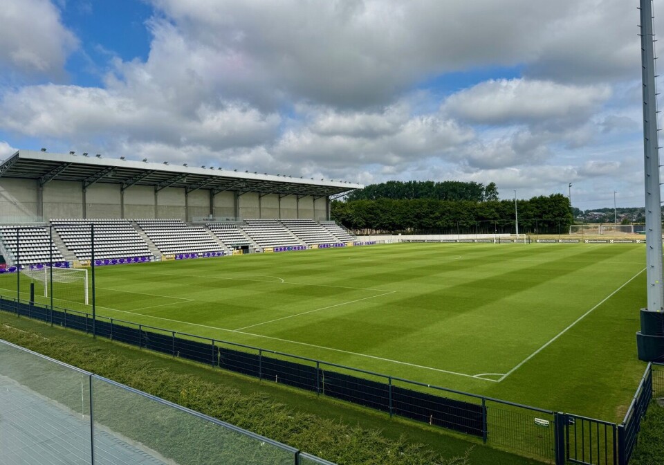 HOVEDBANE: Dette er matchbanen til de yngre landslagene og én av sju baner på anlegget.