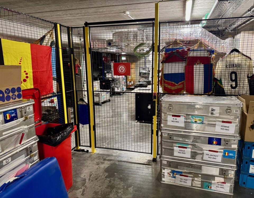 ULIKE BÅSER: Hvert lag har sin egne båser for best mulig kontroll.
