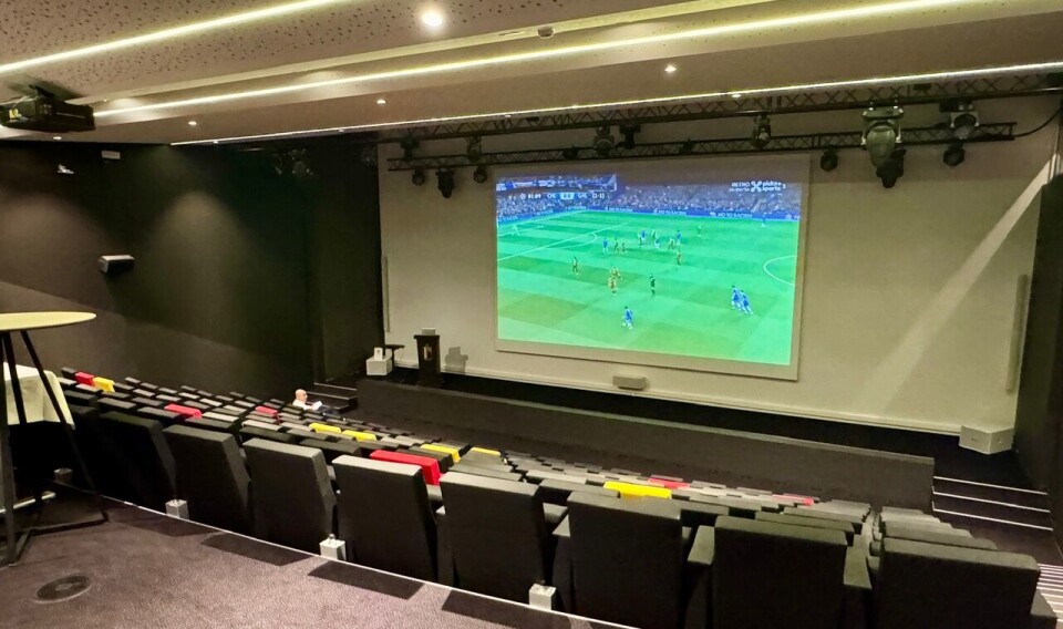 STORT OG NYTT: Hvorfor se fotball på en iPad, når du kan gjøre det i en kinosal med lerret?