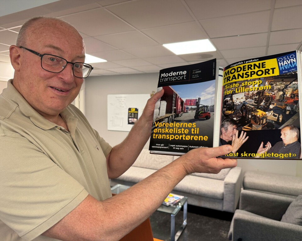 FØRSTE OG SISTE: I 25 år har Mobæk vært tilknyttet fagbladet Moderne Transport. Her med den aller første og aller siste utgaven han var involvert i.