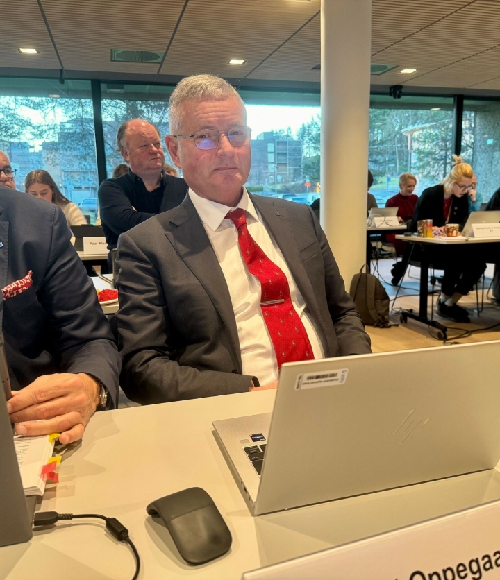 Syrlig Høyre-svar i rådhussak