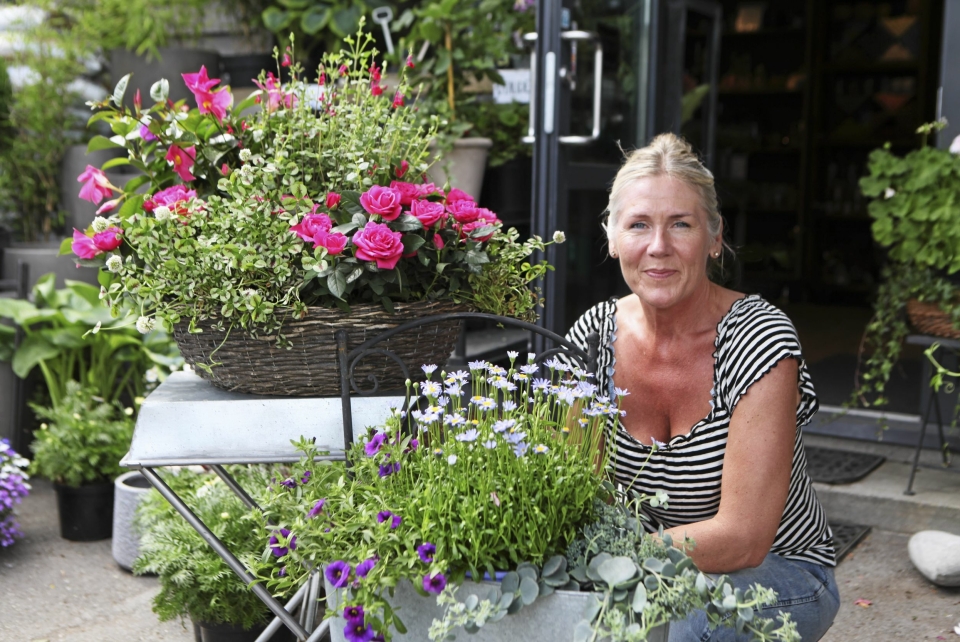 MATCHENDE FARGER: – Det er flott når det er litt stort og matcher litt sammen, sier blomsterdekoratør Gitte Gjelsnes.
