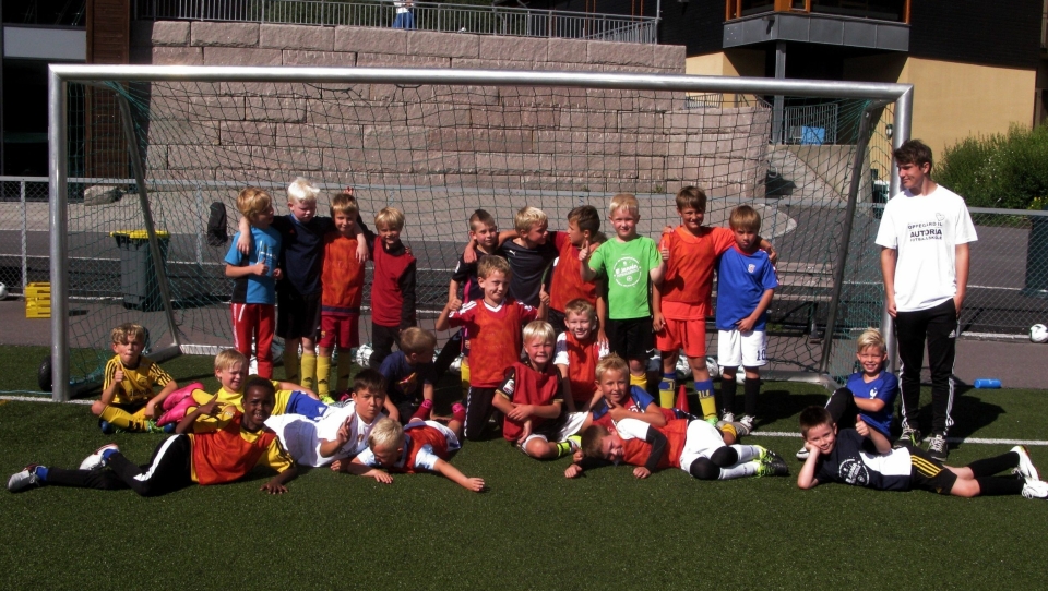 FOTBALLGLADE BARN: Barna storkoste seg under årets fotballskole i regi av Oppegård IL i Østre Greverud Idrettspark.