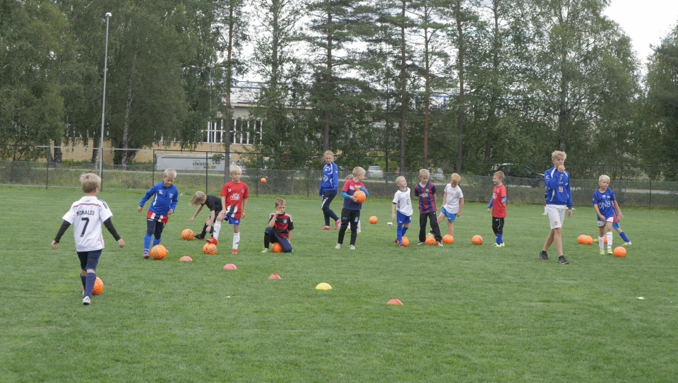 STORKOSTE SEG: Hundrevis av barn storkoste seg i Sofiemyr Idrettspark under årets fotballskole i regi av KIL.