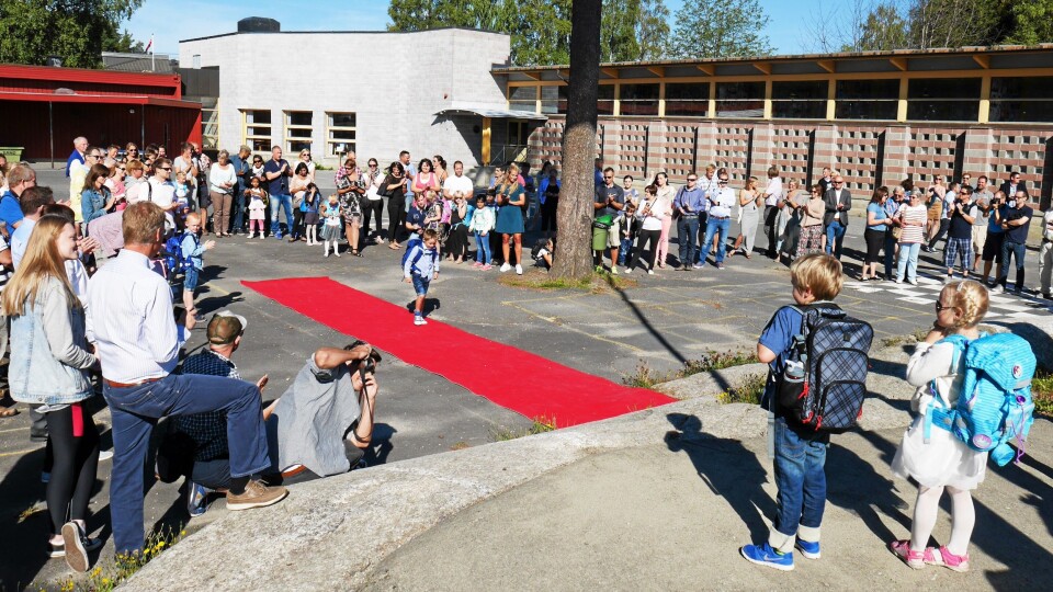 ET AV LIVETS HØYDEPUNKTER: Første skoledag er alltid spennende, som for denne eleven på Sofiemyrtoppen i fjor. Mandag den 22. august er det klart for første skoledag for årets førsteklassinger, og elever på alle andre trinn også. ET AV LIVETS HØYDEPUNKTER: Første skoledag er alltid spennende, som for denne eleven på Sofiemyrtoppen i fjor. Mandag den 22. august er det klart for første skoledag for årets førsteklassinger, og elever på alle andre trinn også.