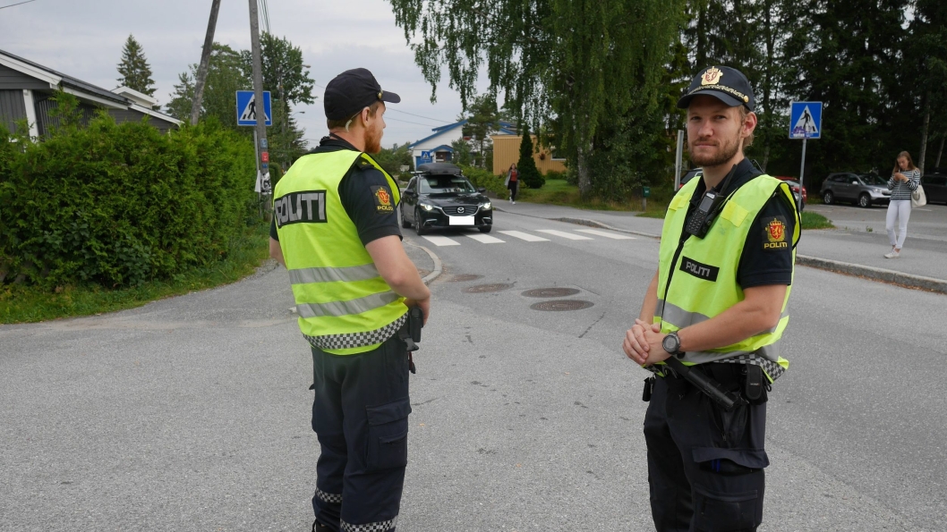 PÅ PATRULJE: Politiet er på vakt rundt skolene våre, og hadde i morgentimene i dag blant annet kontroll i Holbergsvei på Sofiemyr.