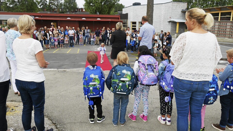 FØRSTE DAG PÅ SKOLEN: Elevene ble hyllet og feiret på rød løper på Sofiemyrtoppen skole FØRSTE DAG PÅ SKOLEN: Elevene ble hyllet og feiret på rød løper på Sofiemyrtoppen skole