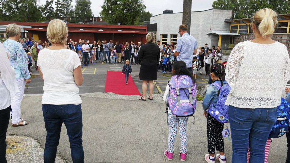 EN FANTASTISK DAG: På Sofiemyrtoppen skole ble elevene som vanlig tatt imot på rød løper. EN FANTASTISK DAG: På Sofiemyrtoppen skole ble elevene som vanlig tatt imot på rød løper.