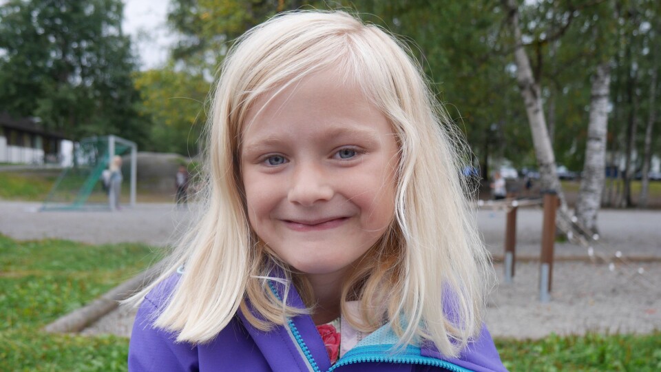 SOMMERFUGLER I MAGEN: Johanne Thingnæs Lid, klasse 1A på Sofiemyrtoppen, koste seg på første skoledag. SOMMERFUGLER I MAGEN: Johanne Thingnæs Lid, klasse 1A på Sofiemyrtoppen, koste seg på første skoledag.