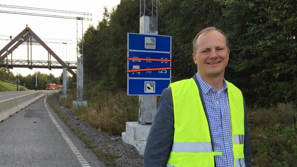 SATTE KLISTREMERKER OVER BOMPENGESKILTENE: Det var samferdselsminister Ketil Solvik-Olsen som markerte slutten på bompenge-innkrevningen for veiforbindelsen under Oslofjorden. SATTE KLISTREMERKER OVER BOMPENGESKILTENE: Det var samferdselsminister Ketil Solvik-Olsen som markerte slutten på bompenge-innkrevningen for veiforbindelsen under Oslofjorden.