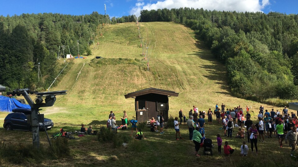 FOLKSOMT: Mange hadde tatt turen til Ingierkollen for å være med på høstens Ingierkollen Opp. FOLKSOMT: Mange hadde tatt turen til Ingierkollen for å være med på høstens Ingierkollen Opp.