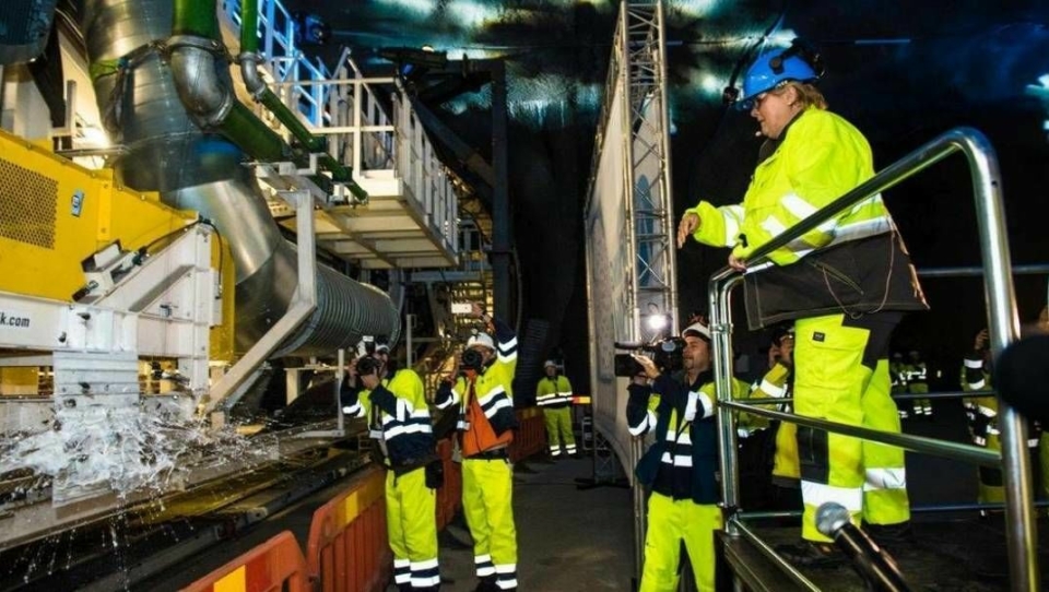 STASLIG BESØK: Statsminister Erna Solberg lot seg imponere av gigant-maskinene.