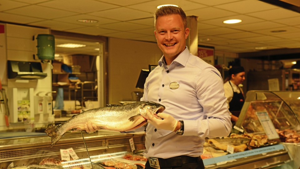 GREVERUDS GLADLAKS: Øyvind Øvsthus har ståltro på sin Meny-butikk, og fremhever ferskvaredisken som en av de største suksessene.
