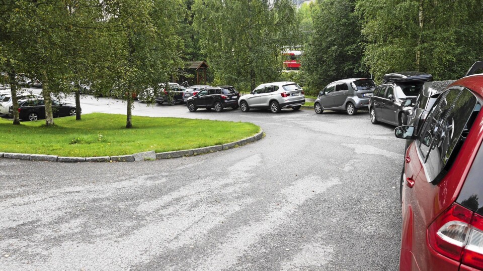 NEPPE NOEN LØSNING PÅ DETTE: Pendlerne på Myrvoll må nok trolig belage seg på at parkeringene i området vil bli slik også i fremtiden. NEPPE NOEN LØSNING PÅ DETTE: Pendlerne på Myrvoll må nok trolig belage seg på at parkeringene i området vil bli slik også i fremtiden.