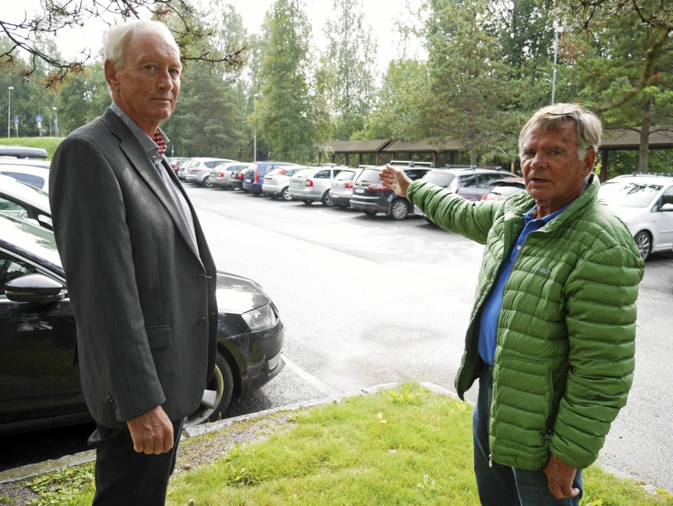 OPPGITTE: Styremedlem Kjell Bjørhei og leder for Myrvoll Vel, Jarle Jodnes er ikke imponerte over dagens P-situasjon på Myrvoll stasjon.