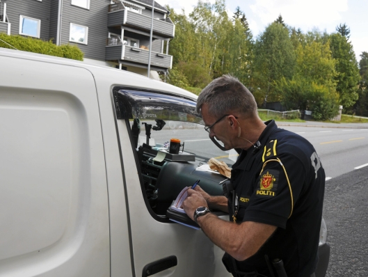 STORKONTROLL PÅ SOFIEMYR: Politioverbetjent Oddgeir Blokkum i Øst politidistrikt gjennomfører kontroll i Sønsterudveien.