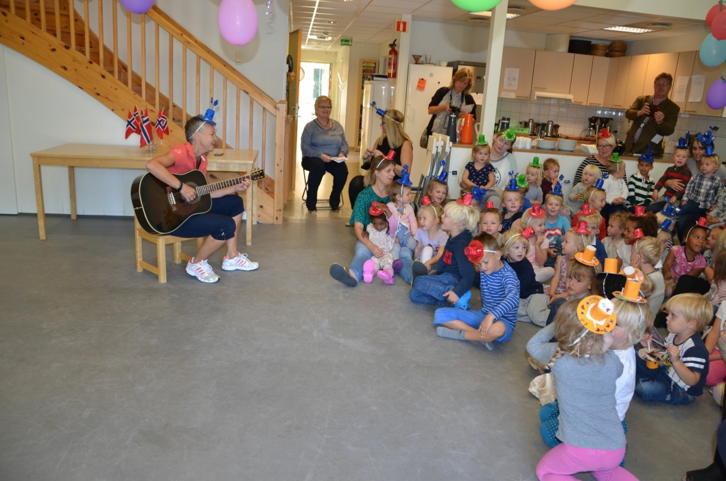 SANG BURSDAGSSANG: Pedagogisk leder Karin sang bursdagssang med barna.