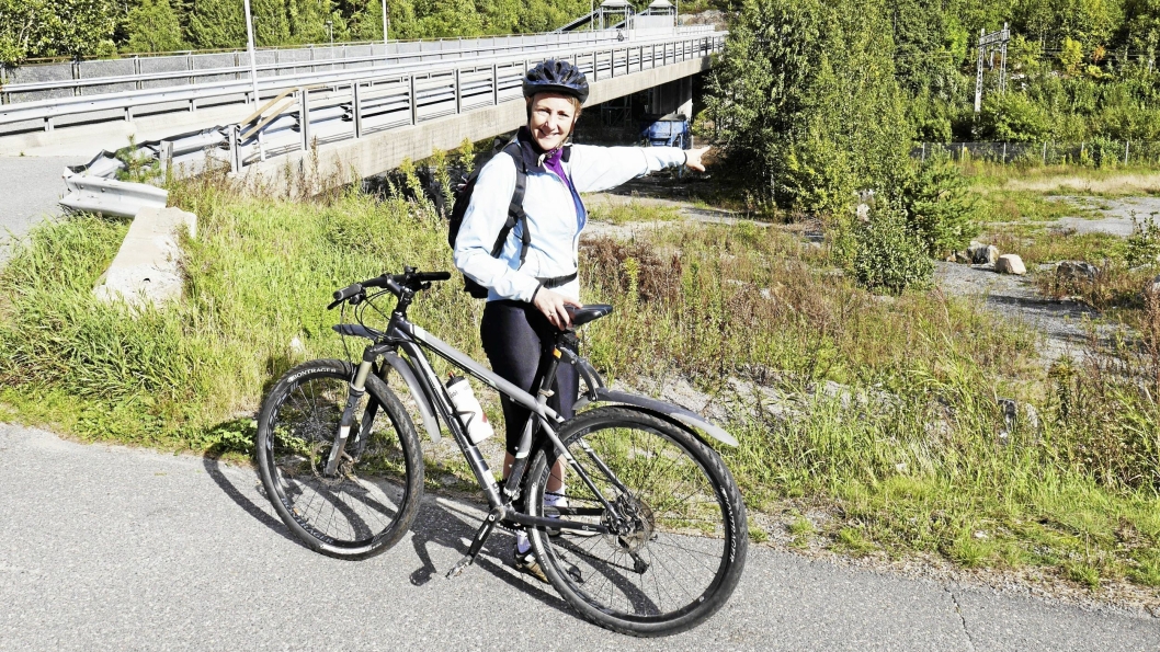 HER KAN DET BLI ET SYKKELHOTELL: Varaordfører Siv Kaspersen (H) viser hvor det eventuelle sykkelhotellet kan bygges. Foto: Yana Stubberudlien