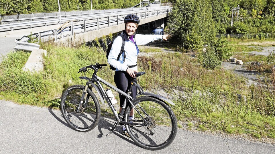 HER KAN DET BLI ET SYKKELHOTELL: Varaordfører Siv Kaspersen (H) viser hvor det eventuelle sykkelhotellet kan bygges. Foto: Yana Stubberudlien HER KAN DET BLI ET SYKKELHOTELL: Varaordfører Siv Kaspersen (H) viser hvor det eventuelle sykkelhotellet kan bygges. Foto: Yana Stubberudlien