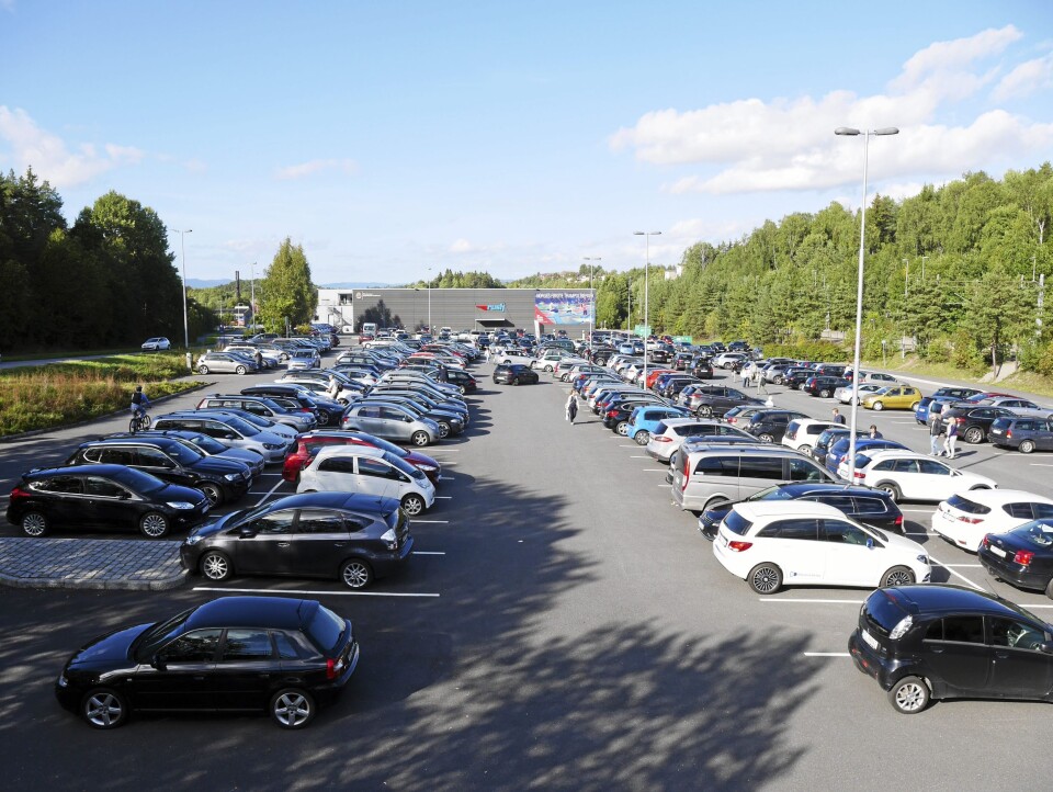 MANGE BILER: Det blir mange nye sykkelparkeringsmuligheter her, men flere bilparkeringsplasser blir det ikke. MANGE BILER: Det blir mange nye sykkelparkeringsmuligheter her, men flere bilparkeringsplasser blir det ikke.