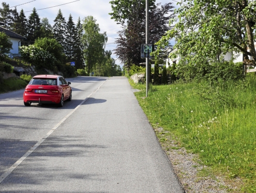 TRAFIKKMÅLER: Det står en trafikkmåler i Holbergsvei, som er et av tiltakene mot grisekjøring i området. Dessverre kjører ikke alle like pent her som denne bilen i 30-sonen-.
