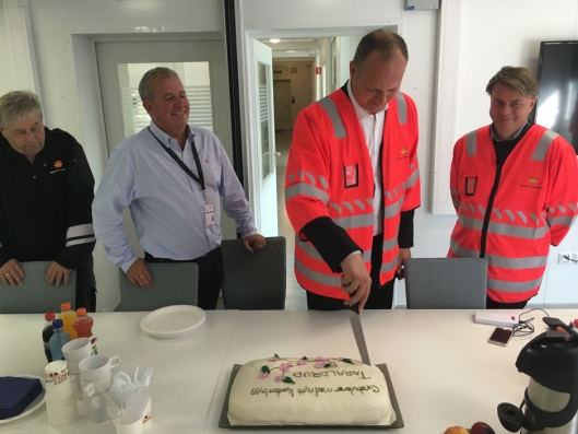 HADDE MED KAKE: Samferdselsminister Ketil Solvik-Olsen bød på søtsaker for å feire den nye og forbedrede kontrollstasjonen.