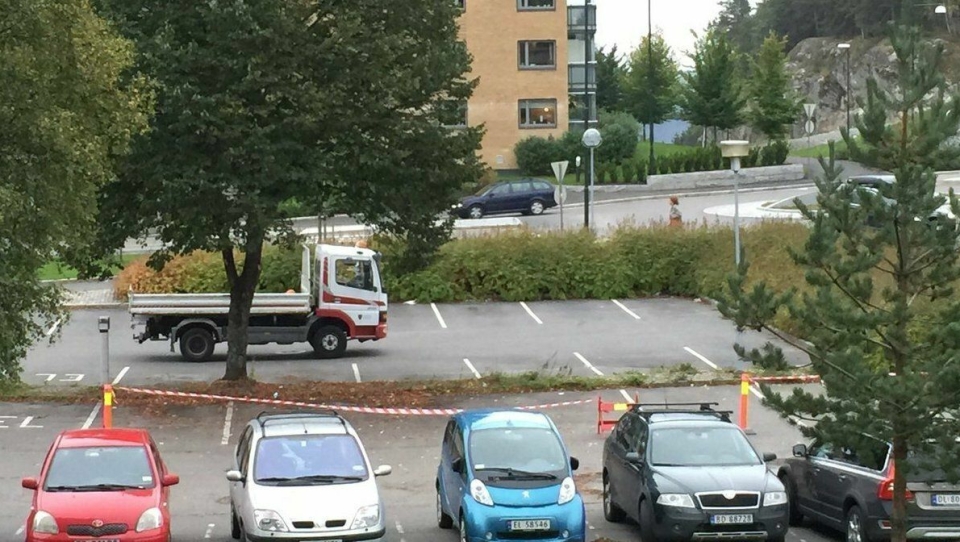 DELVIS STENGT: Oppegård kommune melder om delvis stengt parkeringsplass foran rådhuset de neste dagene.