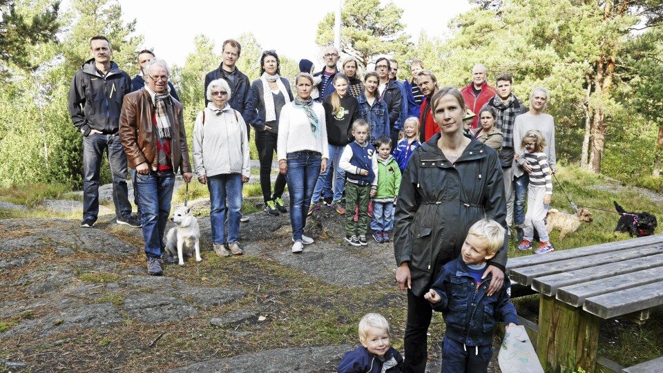 NABOPROTEST: Det er ikke god stemning for utbygging av skogsområdene på Rikeåsen blant naboene, som nå rasler med sablene og ypper til 'krig' mot utbyggingsplanene. I front ser du Ragnhild Heyerdahl. NABOPROTEST: Det er ikke god stemning for utbygging av skogsområdene på Rikeåsen blant naboene, som nå rasler med sablene og ypper til 'krig' mot utbyggingsplanene. I front ser du Ragnhild Heyerdahl.