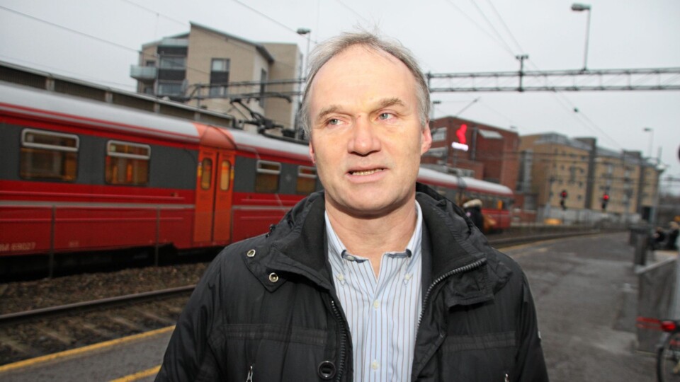 BLIR OGSÅ RAMMET AV STREIKEN: Konsernsjef i NSB, Geir Isaksen, er bosatt på Tårnåsen og pendler ofte med lokaltoget. BLIR OGSÅ RAMMET AV STREIKEN: Konsernsjef i NSB, Geir Isaksen, er bosatt på Tårnåsen og pendler ofte med lokaltoget.