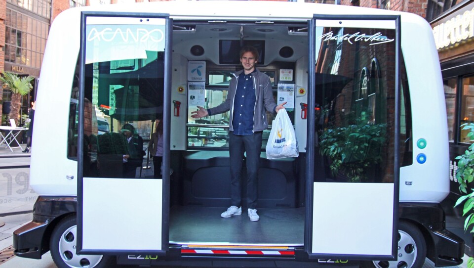 SELVKJØRENDE MATLEVERING: Operasjonsjef Jon Kåre Stene viser frem EZ10, den selvkjørende matbussen.