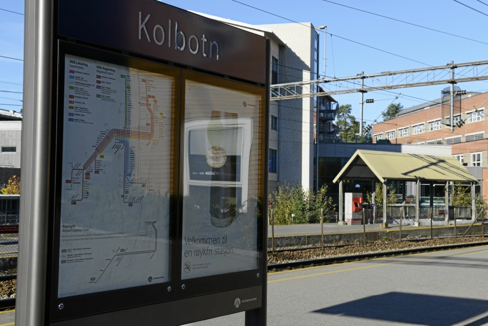 FOLKETOM: Det er ikke mange pendlere å se på morgenkvisten i dag, naturlig nok, på Kolbotn stasjon..